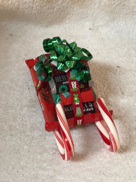 Christmas Present Nails, Kit Kat Candy, Christmas Candy Crafts, Candy Sleigh, Candy Cane Sleigh, Backyard Flowers Garden, Kit Kat Bars, Dove Chocolate, Backyard Flowers