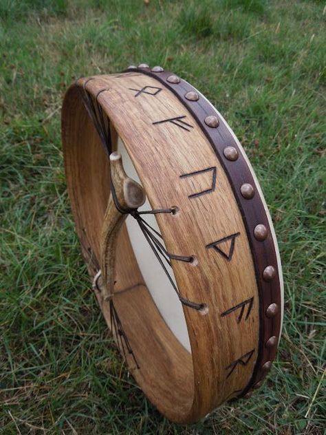 Shamanic Rattle, Native American Drums, Shamanic Drum, Frame Drums, Shaman Drum, Frame Drum, Drums Art, Pagan Crafts, Hand Drum