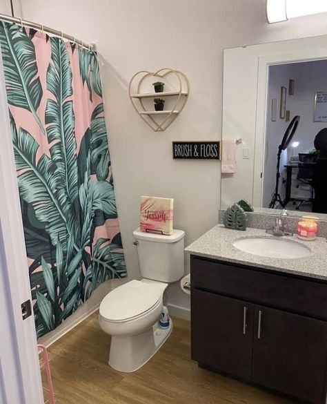 College Girl Bathroom, Girl Bathroom Ideas, Teen Bathroom Ideas, Baddie Bathroom Ideas, Cute Bathroom Themes, House Claims, College Bathroom Decor, Chanel Room, Girl Bathroom Decor