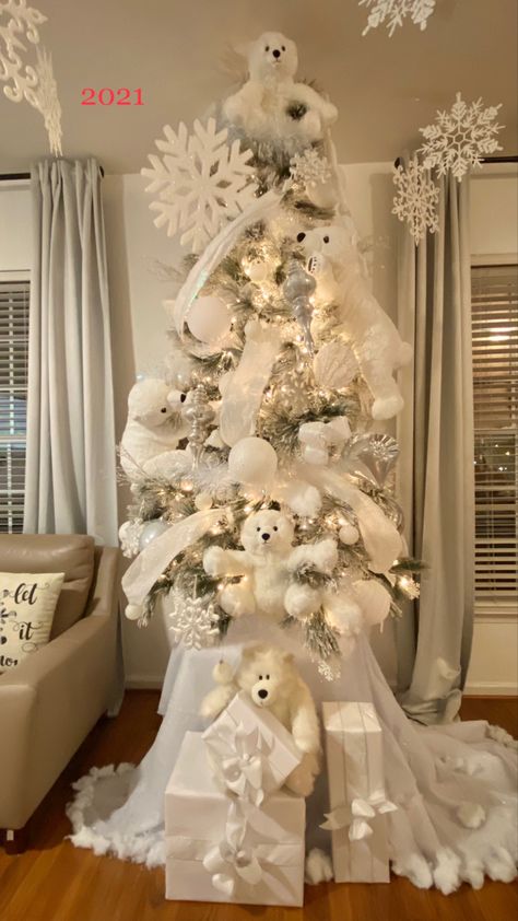 Christmas Tree With Polar Bears, Teddy Bear Themed Christmas Tree, White Animal Christmas Tree, Christmas Bear Decorations, Christmas Tree Decorated In White, Polar Bear Christmas Tree Ideas, White Xmas Tree Ideas, Decorated White Christmas Trees, All White Christmas Tree