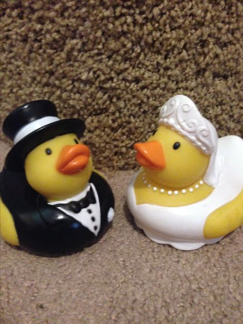 Bride and groom ducks Rubber Ducks Aesthetic, Rubber Duck Wedding, Goofy Aesthetic, Duck Wedding, Lucky Ducky, Duck Photo, Duck Pins, Rubber Duckies, Lucky Duck