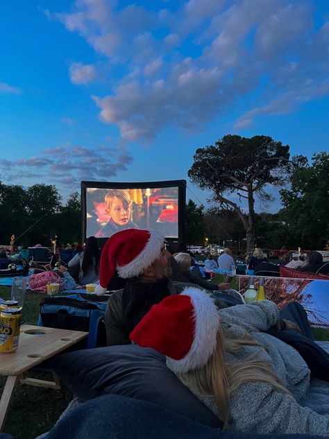 Christmas Outdoor Movie Night, Outdoor Movie Aesthetic, Outdoor Christmas Movie Night, Outdoor Cinema Aesthetic, Outside Movie, Rooftop Cinema, Cinema Date, Outdoor Movie Night, Winter Movies