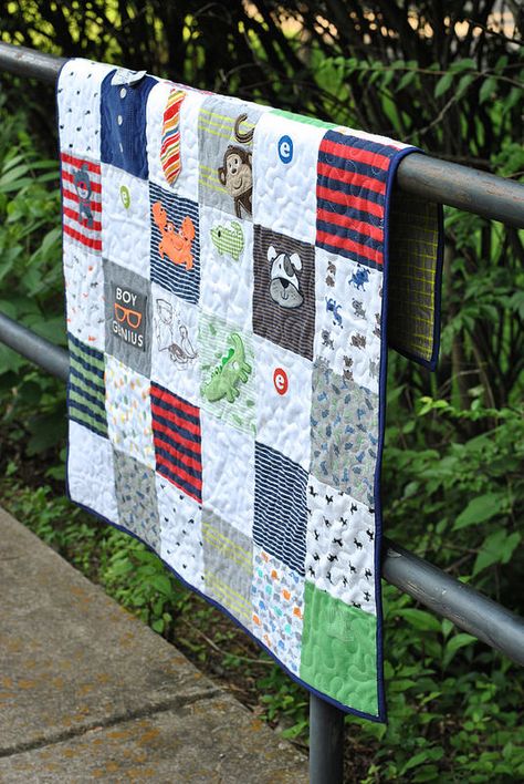 Upcycle baby clothes to make a memory quilt Quilt Diy Tutorial, Onesie Quilt, Baby Onesies Diy, Upcycle Baby, Baby Memory Quilt, Kid Quilts Patterns, Baby Clothes Quilt, Memory Blanket, Diy Baby Clothes