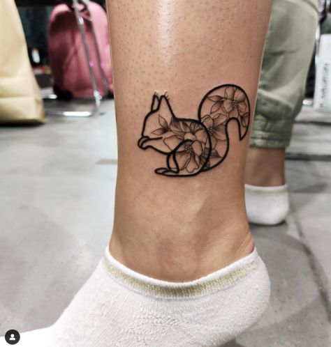 People have taken notice of the really adorable little squirrel tattoo. The squirrel draws with dark black ink, and some flowers are made inside and on the body of the small squirrel with light black ink in this tattoo. Choose... Squirrel Tattoo, Black Squirrel, Cat Tat, Muster Tattoos, Elegant Tattoos, Ankle Tattoo, Tattoo Design Drawings, Creative Tattoos, Mini Tattoos