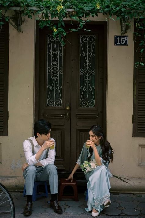 Pre Wedding Korea Outdoor, Vietnam Engagement Photos, Engagement Photos Korean, Engagement Photos Asian, Pre Wedding Photography Poses, Simple Prewedding Photoshoot, Asian Engagement Photos, Korean Prewedding Photography, Pre Wedding Photoshoot Theme