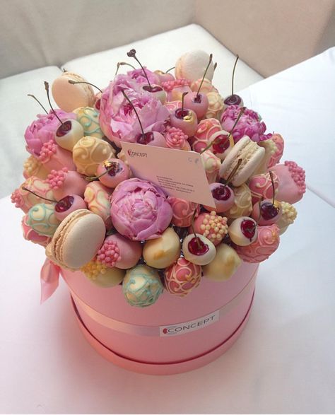 Valentines Package, Cake Pop Bouquet, Food Bouquet, Chocolate Covered Strawberries Bouquet, Chocolate Bouquet Diy, Edible Bouquets, Rosen Box, Dessert Gifts, Sweet Bouquet