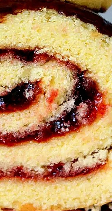 Raspberry Jelly Roll Cake Recipe, Raspberry Swiss Roll Cake, Jelly Roll Recipe Homemade, Jellyroll Cake Recipes, Cake Rolls With Box Cake, Fall Cake Roll, Raspberry Jelly Roll Recipe, Rolled Cake Recipes, Cake Rolls Recipes