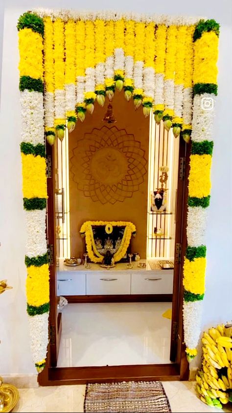 Gruhpravesh Decoration, Flower Decoration For Door, Main Door Flower Decoration Indian, Indian House Warming Decoration, House Warming Decorations Indian, Diwali Flower Decoration, Diwali Decorations At Home Entrance, 25th Wedding Anniversary Decorations, Door Flower Decoration