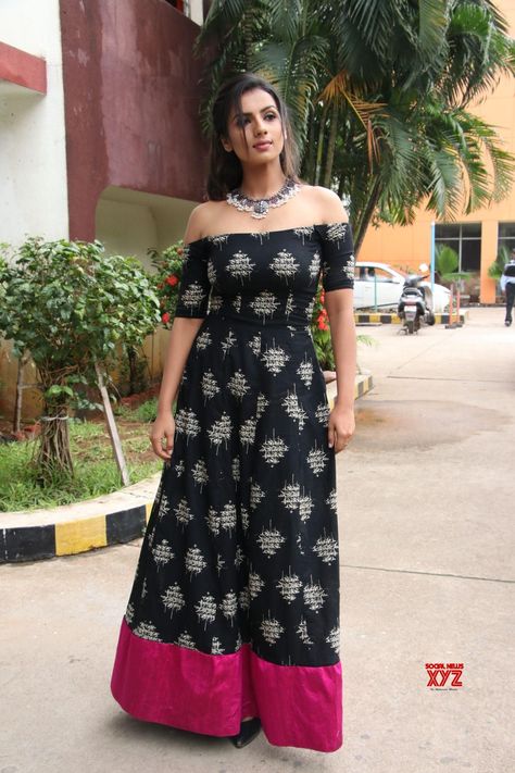 Actress Sruthi Hariharan Stills - Social News XYZ Shruthi Hariharan, Sruthi Hariharan, Gowns Casual, Outstanding Dresses, Summer Gowns, Dresses Diy, Indian Kurti Designs, Indian Kurti