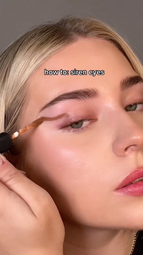 LENA en Instagram: "how to: siren eyes 🖤 ad. using this gorgeous @lunarbeauty nude prism that i got in this months @boxycharm 🫶🏼 #boxycharm #boxycharmpartner #makeup #sireneyes #makeupvideos #makeuplooks #makeuplover #eyemakeup" Siren Eyes Makeup, Makeup 2022, Siren Eyes, Mermaid Eyes, Makeup For Hazel Eyes, Eye Base, Mermaid Makeup, Eye Tutorial, Natural Eyes