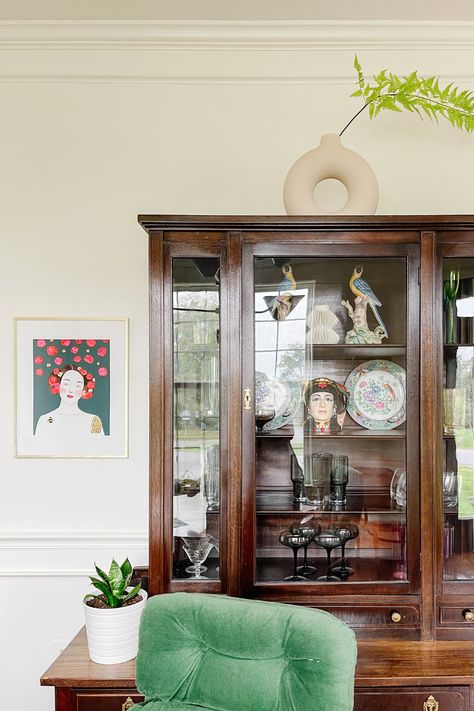 Styling China Cabinet Display Modern, China Cabinet Vintage, China Cabinet Entryway, Decorating China Cabinet, Decorate China Cabinet Display, Display Cabinet Dining Room, Glass Cabinets Display Living Room, Dining Room With China Cabinet, Display Cabinet Ideas