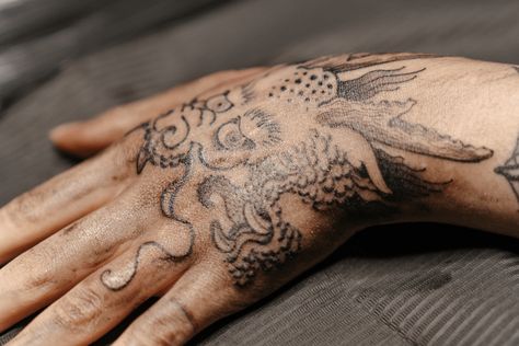 Tattoos are a popular form of body art but can also be a source of itching, especially during the healing process. Itchy skin is a common side effect of getting a tattoo, but there are steps you can take to prevent itching and get some relief. Here are a few ways to stop the itching […] The post How Do I Keep My Tattoo From Itching? appeared first on The Oracle Tattoo Gallery. Japanese Hand Tattoos, Healing Images, Japanese Tattoos For Men, Tattoo Design For Hand, Rose Tattoos For Men, Tattoo Techniques, Bull Tattoos, Black Rose Tattoos, Omerta Tattoo