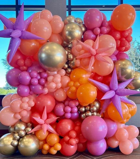 Planning a graduation, birthday, well- any party- soon and looking for the perfect photo op for your guests? Here are a few of our… | Instagram Graduation Balloon Garland, Balloon Wall Decorations, School Disco, Balloon Inspiration, Balloon Walls, Balloon Business, Room Parent, Sunset Party, Instagram Planning