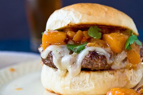 Burgers with Spicy Bourbon-Peach Chutney Peach Chutney Recipes, How To Peel Peaches, Burger Sliders, Chutney Recipe, Vegan Burgers, Spread Recipes, Burgers Sandwiches, Chutney Recipes, Wrap Recipes