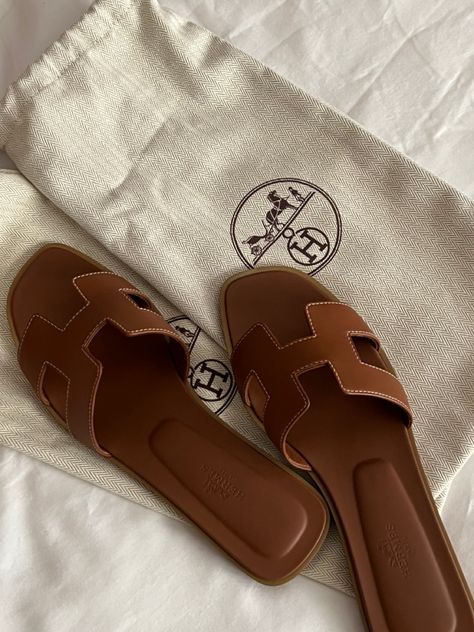 Old Money Footwear, Hermes Sneakers, Vestidos Sport, Hermes Sandals, Birthday Night, Uggs Boots, Luxurious Dress, Expensive Jewelry Luxury, Beach Vacay