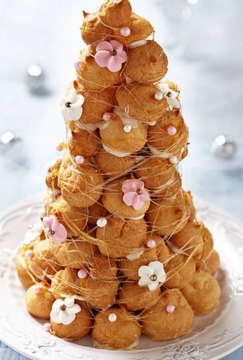 Croquembouche Recipe, Frosting Roses, Nougat Recipe, Healthy Birthday Cakes, Galette Frangipane, Healthy Birthday, Puff Pastry Cream Puffs, White Frosting, Traditional Cakes