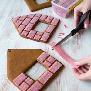 Homemade Gingerbread House, Cool Gingerbread Houses, Gingerbread House Recipe, Gingerbread House Parties, Gingerbread House Designs, Gingerbread House Cookies, Gingerbread Party, Gingerbread Village, Gingerbread House Decorations