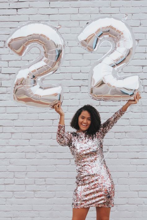 Photos With Number Balloons, Birthday Pictures With Number Balloons, 22 Birthday Picture Ideas, Poses With Number Balloons, 22 Balloons Number, Birthday Number Balloons Photo Ideas, Birthday Pictures With Balloons, Bday Photo Ideas, Number Balloons Photoshoot