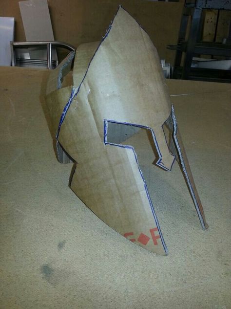 Making a trojan helmet baby!!!!! Cardboard Helmet, Trojan Helmet, Cardboard Costume, Cardboard Mask, Gladiator Helmet, Knight Costume, Folding Origami, Spartan Helmet, Cosplay Armor