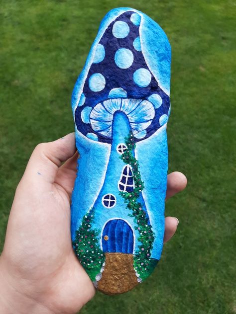 Fairy Garden Drawing, Rock Houses, Blue Mushroom, Mushroom Paint, Garden Rock Art, Diy Rock Art, Stone Art Painting, Painted Rocks Kids, Hippie Painting