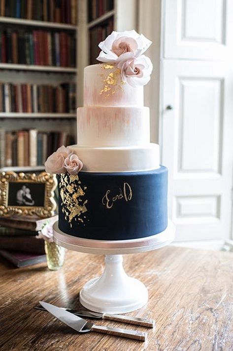 Vintage wedding cake ideas Navy Blue Wedding Cake, Wedding Cake Dark, Cake With Gold Leaf, Navy Blue Wedding Cakes, Wedding Cake With Gold, Cakes Unique, Cakes Simple, Wedding Cake Navy, Burgundy Wedding Cake