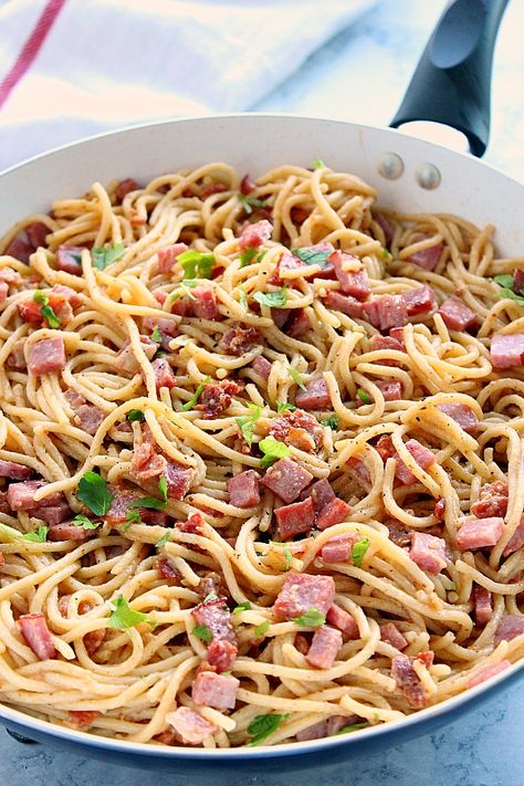 Spaghetti alla Carbonara with Ham Recipe - fast and easy pasta dinner for busy weeknights. Spaghetti noodles are tossed with crispy bacon, ham and creamy Parmesan sauce. Broccoli Alfredo Pasta, Spaghetti Pasta Salad, Bacon Carbonara, Ham Pasta, Pork Casserole, Chicken Fettuccine Alfredo, Tuscan Chicken Pasta, Cooking Spaghetti, Pasta Recipes Alfredo