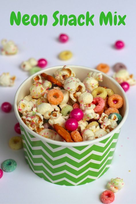 A bright neon party mix that kids & adults will love to much on! Get the full recipe from @weheartparties on the Oriental Trading blog. Neon Party Foods, Glow Party Food, Bachelor Party Food, Housewarming Party Food, Drizzled Popcorn, Vegetarian Party Food, Neon Food, Unicorn Party Food, Laser Tag Birthday