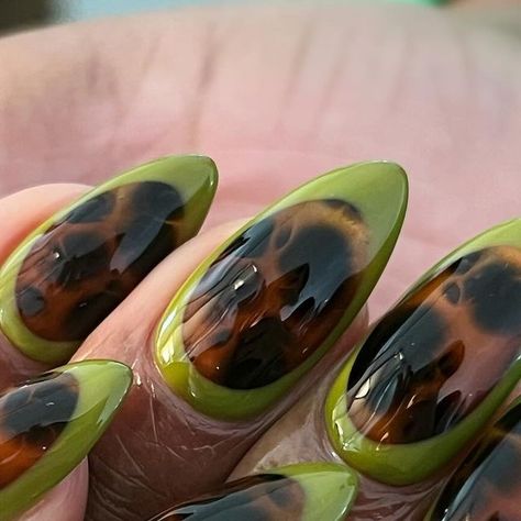 Nailedbyliv <3 on Instagram: "🐢  [tortoise shell border]  @groovynailsbybea - inspo! <3  #gelx #gelxnails #fallnails #fallnailinspo #fallnailinspo2024 #tortiseshell #tortiseshellnails #brownnails #greennails #naildesign #nailart #handpaintednailart #nailporn #apresnails #detroit #detroitnails #detroitnailtech #explore #explorepage #nailsofinstagram #nailpromagazine #nailsnailsnails #nailjunkie #nailartist" White Tortoise Nails, Tortoise Shell Nails With Green, Tortoise And Green Nails, Artsy French Tip Nails, How To Paint Tortoise Shell Nails, Sheer Green Nails, Tortoise Nails Square, Simple Alternative Nails, Tortoise Shell And Gold Nails