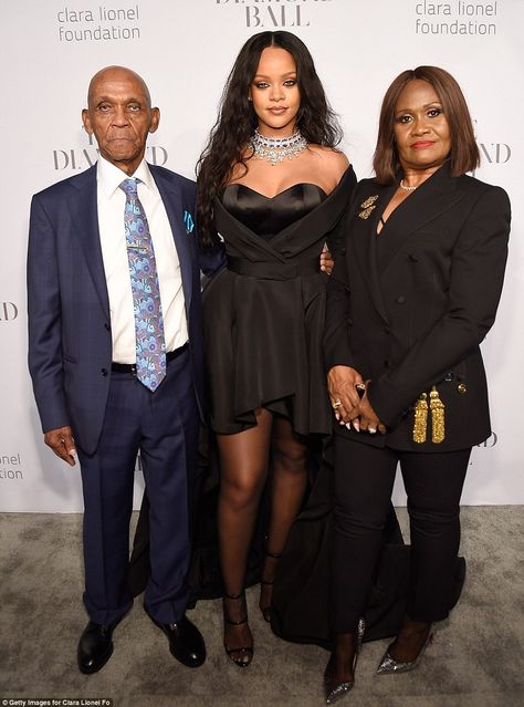 Clara Lionel Foundation, Robyn Fenty, Yeezy Fashion, Diamond Ball, Rihanna Outfits, Rihanna Photos, Rihanna Riri, Rihanna Style, Celebrity Families