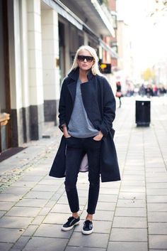 Superga Style, Sport Chic Style, Style Casual Chic, Blogger Street Style, Skandinavian Fashion, Outfit Christmas, Scandinavian Fashion, Black And White Sneakers, Grey Outfit