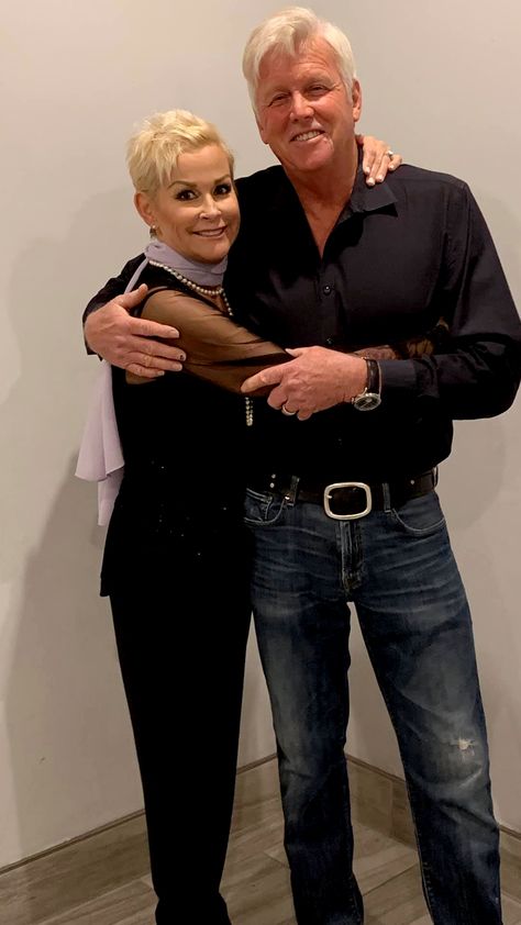 Five Husbands Later, Lorrie Morgan Finally Found The Love Of Her Life Lorrie Morgan Hairstyles, Famous Country Singers, Crystal Gayle, Male Country Singers, Lorrie Morgan, Country Female Singers, Country Music Songs, Tango Dancers, Best Country Music