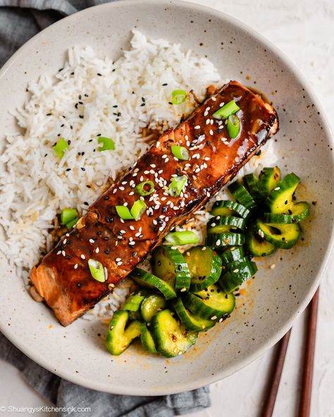 Sesame Ginger Salmon| This Crispy sesame ginger Salmon is quick, easy to make and so flavorful. The sweet and zingy sauce is just perfect for pan-seared crispy salmon. Serve it up with some Asian cucumber salad, rice, or a Asian pasta salad! It is the best healthy dinner for the whole family to enjoy. | #sesameginger #salmonrecipe #soyfree #healthydinner Asian Pasta Salad, Asian Pasta Salads, Asian Pasta, Asian Salmon, Crispy Salmon, Ginger Salmon, Asian Cucumber Salad, Easy Weekday Meals, Sesame Ginger