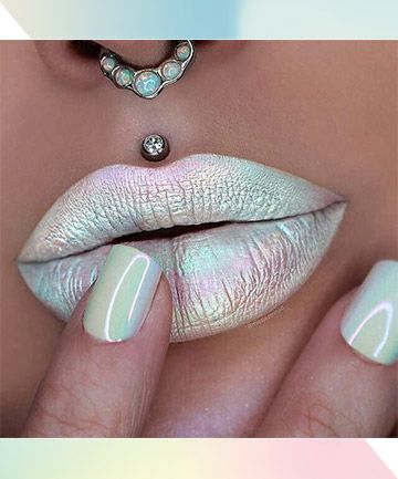 Holographic Lipstick, Holographic Lips, Septum Piercing Jewelry, Metallic Makeup, Lip Art Makeup, Lip Stud, Septum Piercings, Lipstick Art, Beauty Make-up