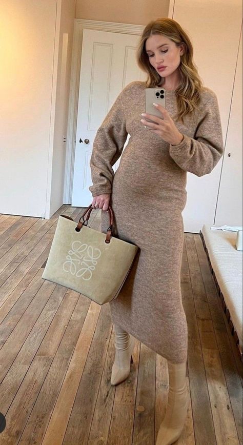 Rosie Huntington Whiteley Fashion, Rosie Hw Style, Christmas Maternity Outfits, Rosie Huntington Whiteley Street Style, Pregnacy Fashion, Pregnancy Fashion Winter, Casual Maternity Outfits, Rosie Huntington Whiteley Style, Rosie Hw