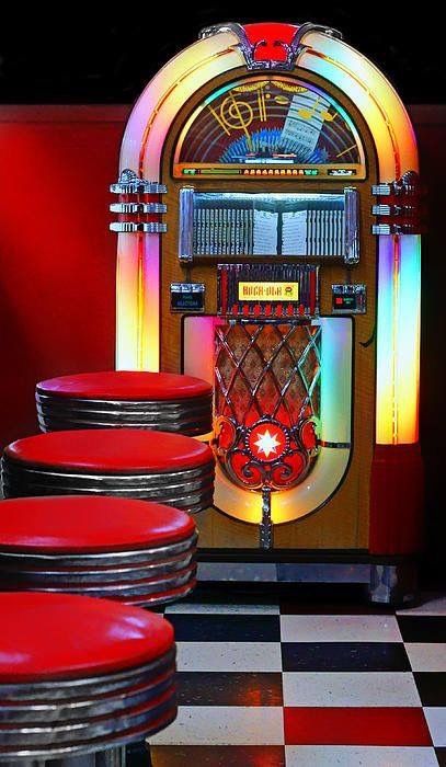 Diner Aesthetic, 50s Diner, Vintage Diner, Design Café, Vintage Fashion 1950s, Retro Diner, American Diner, Jukeboxes, Soda Fountain