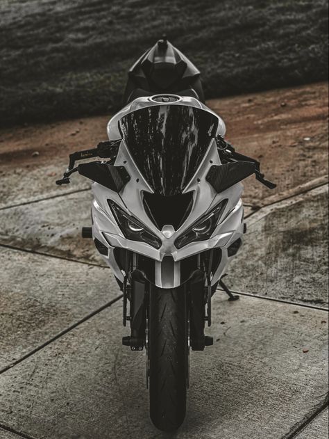 Zx6r Wallpaper, Motorcycle White, White And Black Motorcycle, Black Kawasaki Ninja, White Kawasaki Ninja, Yamaha R6 White, Kawasaki Ninja Bike, Ninja Bike, Kawasaki Zx6r