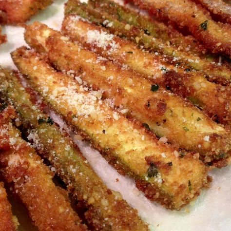 Parmesan Fried Zucchini Fried Zucchini Recipes, Parmesan Fries, Zucchini Bites, Fried Zucchini, Fresh Zucchini, Zucchini Recipe, Bake Zucchini, Seasoned Bread Crumbs, Zucchini Fries