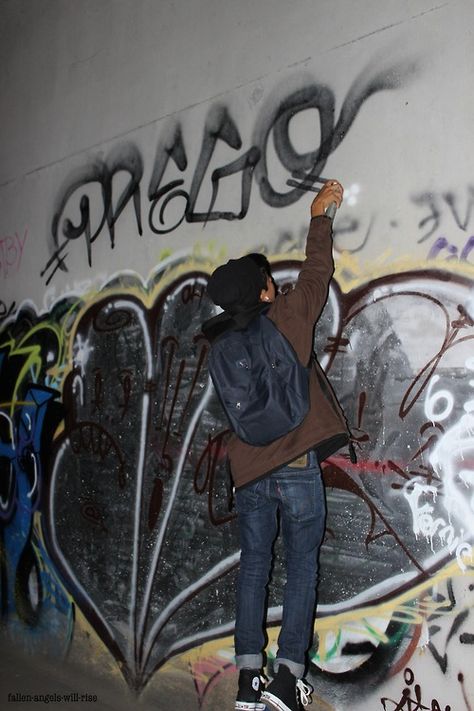 Guy Doing Graffiti, Graffiti On Wall, Graffiti Theme, Teenage Wasteland, Graffiti Photography, Arte Punk, Grunge Photography, Street Art Graffiti, Teenage Dream