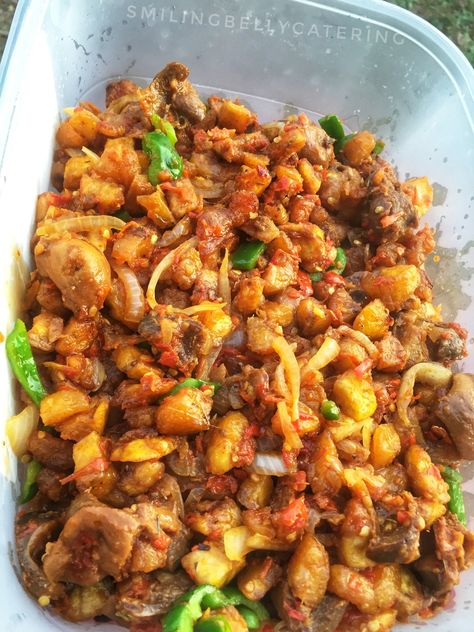 Fusion of Gizzard and fried plantains in pepper sauce. Fried Plantains, Plantains Fried, Pepper Sauce, Kung Pao, Kung Pao Chicken, Sauce, Stuffed Peppers, Chicken, Ethnic Recipes