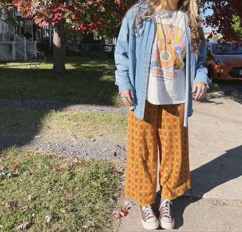 Grunge Granola Outfits, Fall Hippy Aesthetic, Flare Leggings Outfit Granola, Granola Style Fall, Grungy Boho Outfits, Granola Jeans Outfit, Boho Artsy Fashion, Boho Granola Style, Granola Hippie Outfit