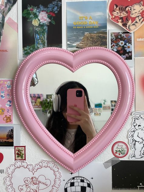 Funky Mirror Ideas Aesthetic, Heart Mirror Wall Decor, Nail Organization Ideas, Nail Organization Ideas At Home, Pink Heart Mirror, Heart Wall Mirror, Nail Organization, Easy Room Decor, Table Vanity