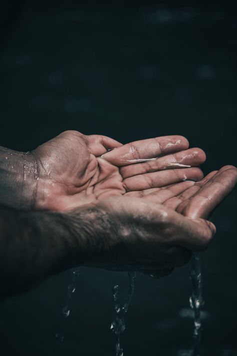 Hand Holding Something, Vertrouw Op God, Hand Anatomy, White Magic Spells, Lava E Seca, Pinterest Photography, Hand Photography, Healing Spells, Cupped Hands