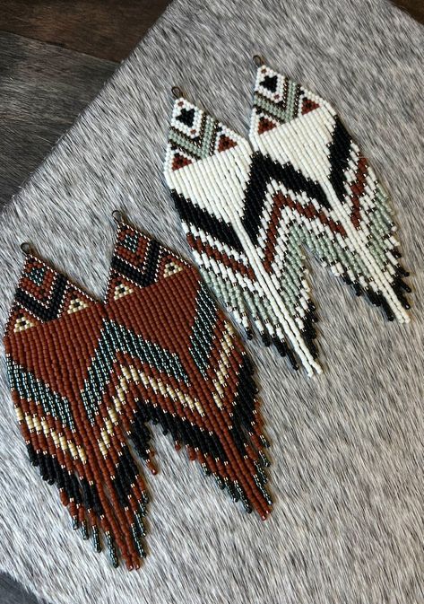 Beaded Earring Inspiration, Earring Patterns Beaded, Navajo Beaded Earrings, Earring Beading Patterns, Western Seed Bead Earrings, Western Beaded Jewelry, Beaded Jewelry Native American, Fringe Earring Pattern, Native Beaded Earrings