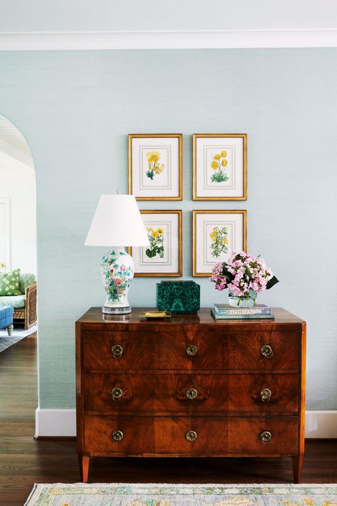 Inside a Texas Home With Cheery Hues and Timeless Style Pheng Shui, Colorful Traditional Home Decor, Traditional Entry Way, Old Furniture In Modern Home, Dresser Vignette, Antique Furniture In Modern Home, Unique Home Decor Ideas, Dresser In Living Room, Painting Old Furniture