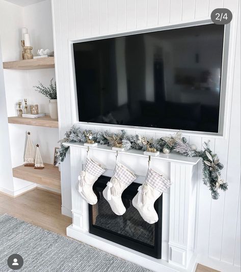 Fireplace Christmas Decor, Green Fireplace, Classy Christmas Decor, Fireplace Christmas, Christmas Fireplace Decor, Classy Christmas, Christmas Decor Inspiration, Christmas Fireplace, Holiday Looks