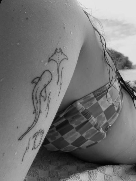 Back Tats Small, Tattoo Ideas Wrap Around Arm, Big Stingray Tattoo, Cute Beach Tattoo Ideas, Correlating Tattoos Friends, Simple Upper Arm Tattoos For Women, Matching Ocean Tattoos, Aquarium Tattoo, Tattoo Ideas Black And White