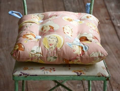 Diy Chair Cushions, Sewing Cushions, Rocking Chair Cushions, Kitchen Chair Cushions, Sewing Courses, Diy Tie, Basic Sewing, Marine Biologist, Diy Bench