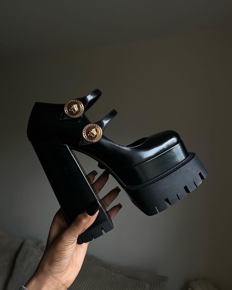 Heel Photography, Shoes Instagram, Versace Heels, Bday Photoshoot, Heels Aesthetic, Shoes Heels Classy, Cute Shoes Heels, Fancy Shoes, Hype Shoes