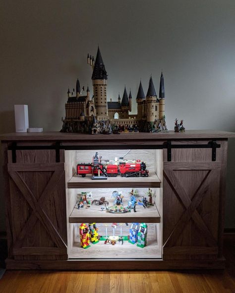 Back 2 Brick on Instagram: “What a display! Need that Harry Potter Castle! FOLLOW ➡️ @back2brick2 ⬅️ for more LEGO MOCs that bring smiles 😁😁 Built and designed by…” Harry Potter Lego Castle Display Ideas, Hogwarts Lego Display, Lego Hogwarts Castle Display, Lego Harry Potter Display, Harry Potter Lego Display, Harry Potter Lego Display Ideas, Harry Potter Collection Display, Lego Collection Display, Harry Potter Living Room