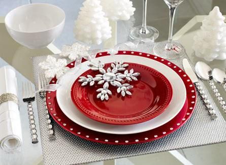 decor red and white christmas8 Decorate for Christmas with Red and White HomeSpirations Christmas Dinnerware Sets, Winter Wedding Table, Holiday Dinnerware, Tafel Decor, Christmas Dinnerware, Christmas Tablescape, 3d Interior, Mantel Decor, Christmas Dishes